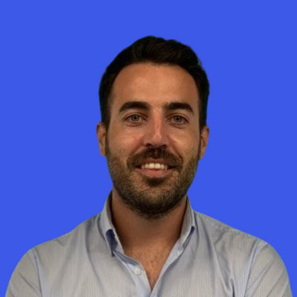 Retrato de Juanjo Rodríguez con fondo azul.